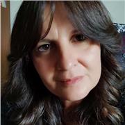 Docente di chimica impartisce lezioni private a studenti di scuola ed università